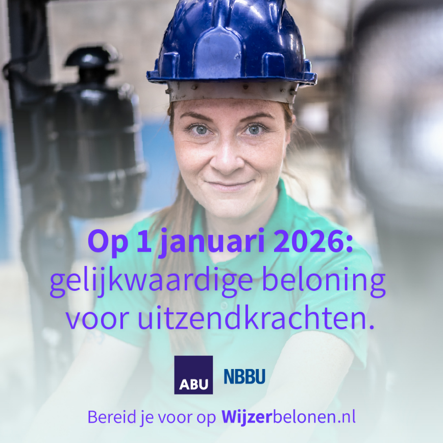 Campagnebeeld van ABU en NBBU met een uitzendkracht in werkkleding en helm. Tekst: ‘Op 1 januari 2026: gelijkwaardige beloning voor uitzendkrachten. Bereid je voor op Wijzerbelonen.nl’.