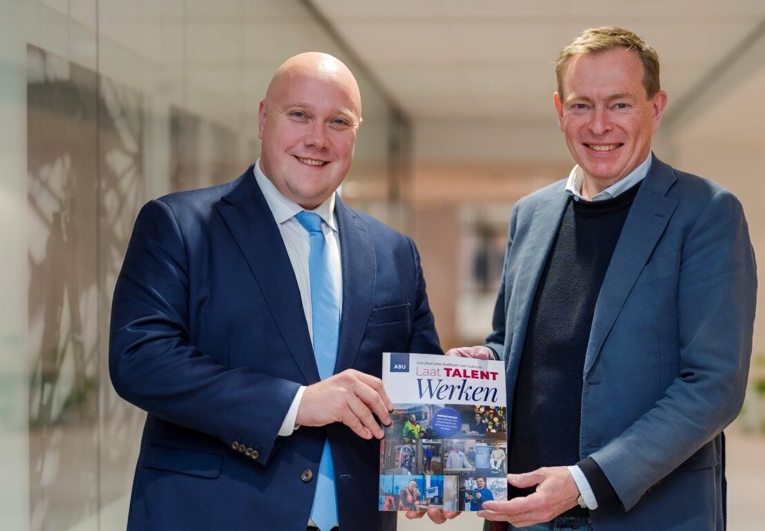 Overhandiging ABU Inspiratiegids minister Aartsen en Bruno Bruins