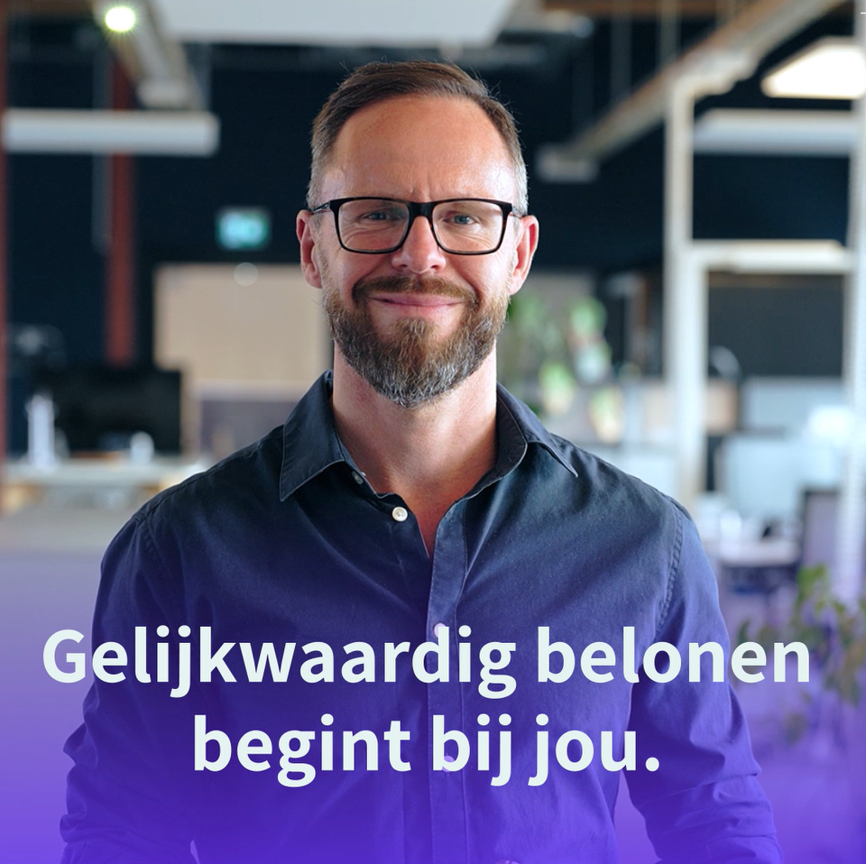Afbeelding van een witte man met baard en bril, met daaronder een paarse gloed, waarover de tekst staat: Gelijkwaardig belonen begint bij jou.